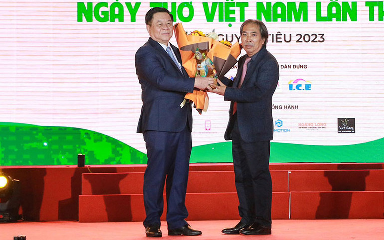 Đồng chí Nguyễn Trọng Nghĩa nhận món quà từ Hội Nhà văn Việt Nam do Chủ tịch Nguyễn Quang Thiều trao tặng. Đó là bức tượng chú Mèo biểu tượng của năm mới, do họa sĩ Lê Đình Nguyên chế tác.