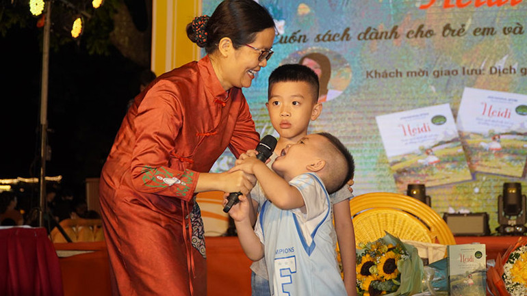 Những em bé còn rất nhỏ cũng tham gia giao lưu với cô Bích Lan và Nhà xuất bản Phụ nữ Việt Nam.