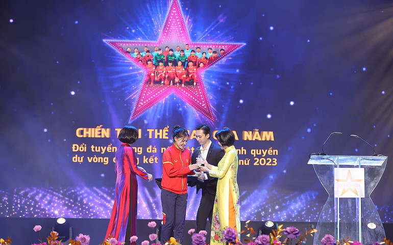 Đại diện Đội tuyển nữ Việt Nam nhận giải Chiến tích thể thao của năm Đại diện Đội tuyển nữ Việt Nam nhận giải Chiến tích thể thao của năm