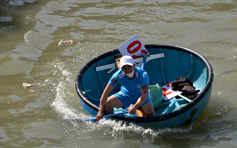 Đua bơi thúng đơn.