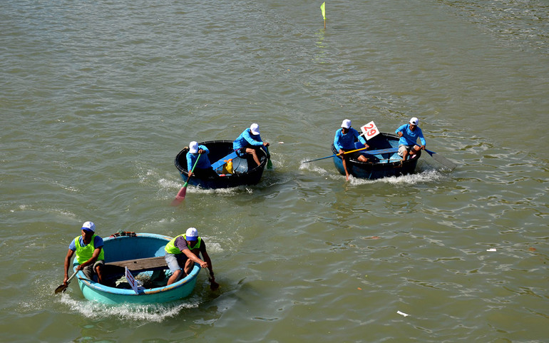 Đua bơi thúng đôi.