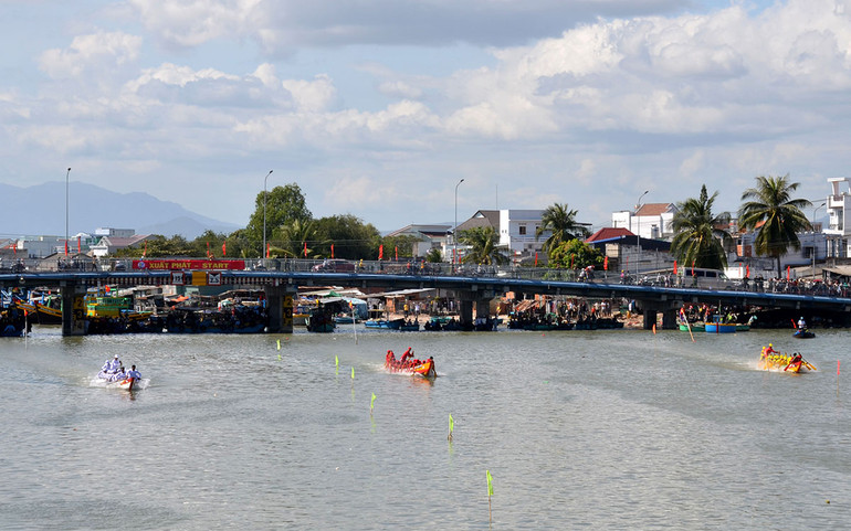 Các đội đua thuyền ở các cự ly đều xuất phát từ cầu Dục Thanh (phía thượng nguồn sông Cà Ty hướng về cầu Trần Hưng Đạo).