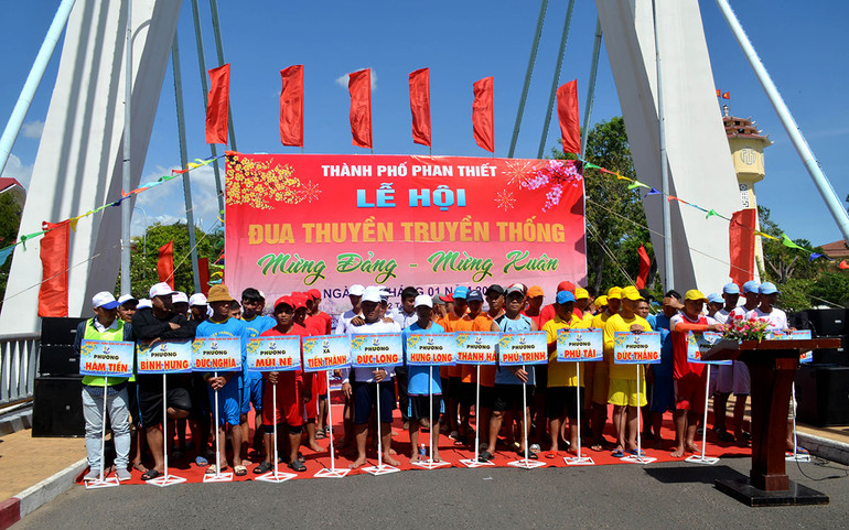 Lễ hội đua thuyền trên sông Cà Ty “Mừng Đảng-Mừng Xuân Quý Mão 2023 của thành phố Phan Thiết có 9 đội đua với 300 vận động viên tham gia.