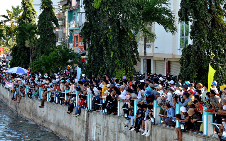 Lễ hội đua thuyền luôn thu hút rất đông người xem đứng dọc hai bên bờ sông Cà Ty.