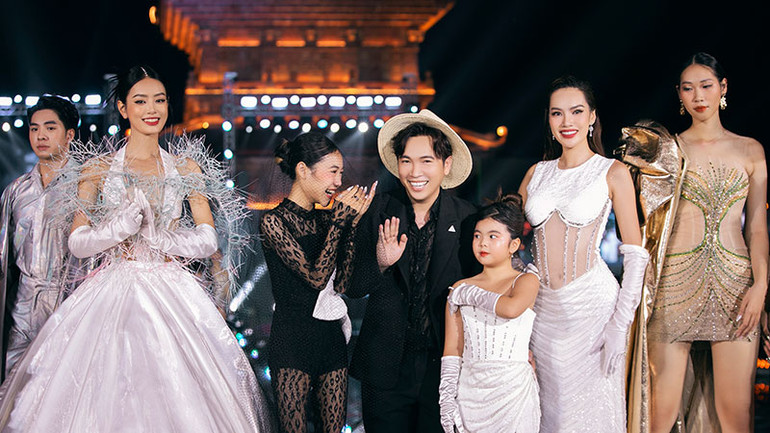 Bộ sưu tập “Hoa trên nước” của nhà thiết kế Ivan Trần.