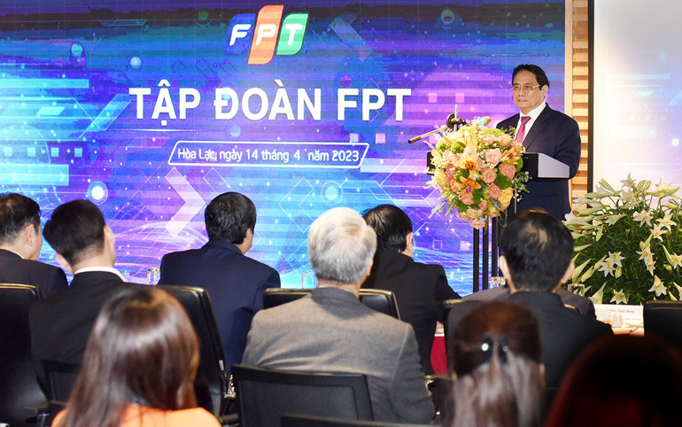 Thủ tướng Phạm Minh Chính nêu rõ, Đảng, Nhà nước ta xác định giáo dục và đào tạo là quốc sách hàng đầu; đào tạo nhân lực là một trong 3 đột phá chiến lược. Thủ tướng cho rằng, qua các bước thăng trầm và đột phá, việc FPT lựa chọn, tập trung vào lĩnh vực công nghệ thông tin, công nghệ số, thiết kế, sản xuất phần mềm, chip là con đường đúng đắn .