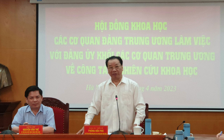 Đồng chí Phùng Hữu Phú phát biểu ý kiến tại buổi làm việc.