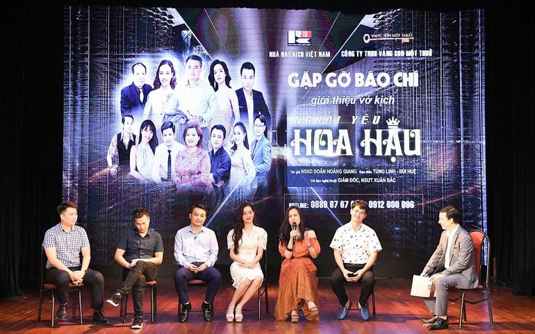 Đạo diễn Tùng Linh, các nghệ sĩ Anh Đức, Châu Uyên, NSƯT Mai Nguyên, cùng ca sĩ Ngọc Châm và NSƯT Xuân Bắc chia sẻ về vở kịch với nghệ sĩ Hồng Quang trong vai trò dẫn dắt chương trình.