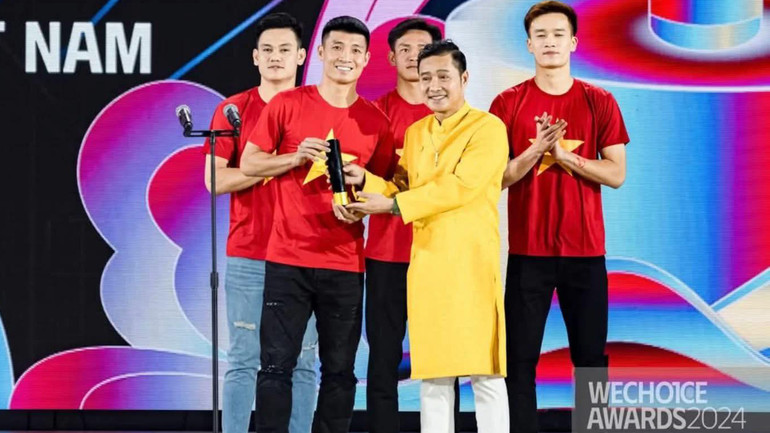 Đội tuyển Việt Nam nhận danh hiệu Đại sứ truyền cảm hứng đặc biệt. (Ảnh: We Choice Award)