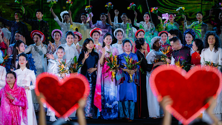 Nhà thiết kế Vũ Thảo Giang (giữa) cùng các đại biểu, nhà thiết kế và người mẫu trong đêm diễn.