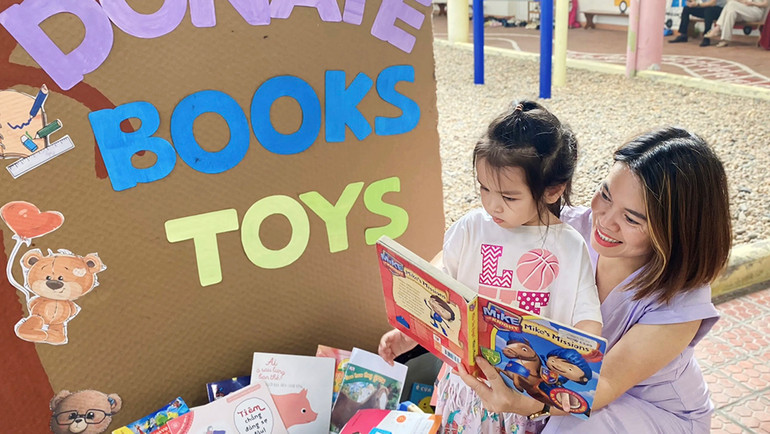Quyên góp sách và đồ chơi cho các bạn nhỏ vùng cao còn nhiều khó khăn.