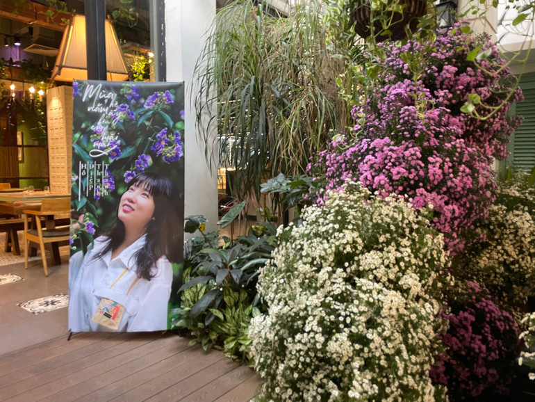 Không gian lãng mạn của buổi lễ ra mắt sách.