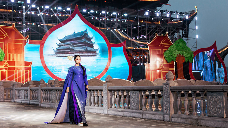 Hoa hậu Nông Thúy Hằng trong một thiết kế của bộ sưu tập "Nguyện ước chốn thiêng".