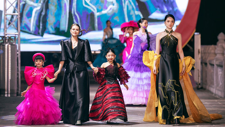 Nhà thiết kế Thạch Linh (áo đen) và các người mẫu nhí cùng siêu mẫu Võ Hoàng Yến giới thiệu bộ sưu tập "Việt quốc phi thiên".