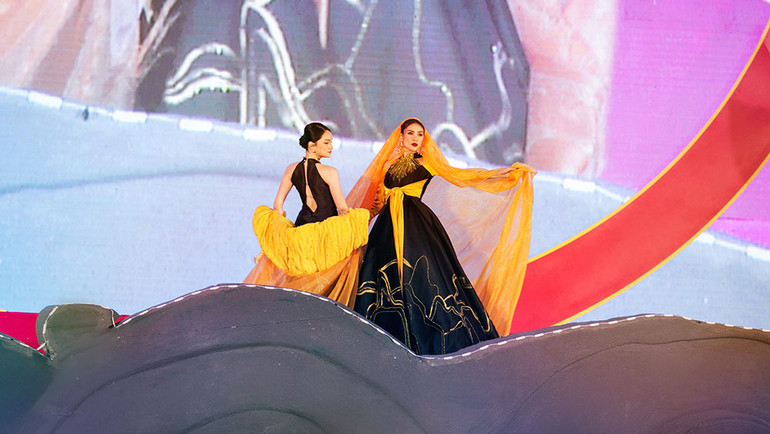 Các người mẫu Hương Giang và Võ Hoàng Yến trình diễn bộ sưu tập "Việt quốc phi thiên".