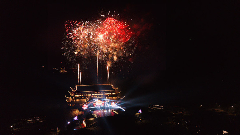 Màn pháo hoa rực rỡ trong chương trình.