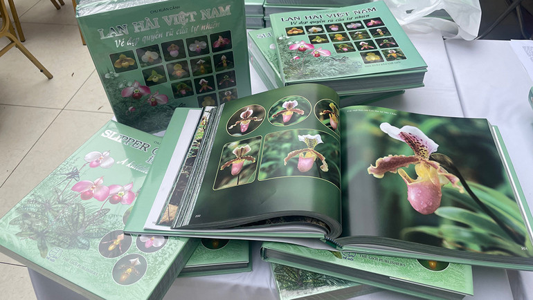 Sách được in công phu, thiết kế đẹp. Sách được in công phu, thiết kế đẹp.