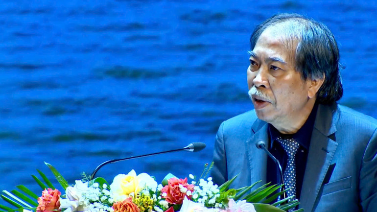 Nhà thơ Nguyễn Quang Thiều phát biểu khai mạc Ngày thơ Việt Nam 2025.