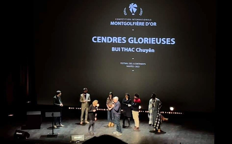 Phim “Tro tàn rực rỡ” giành giải Khí cầu vàng tại Liên hoan phim Ba châu lục ở Pháp. (Ảnh: Đoàn làm phim)