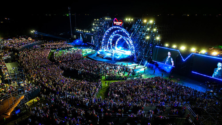 Rất đông khán giả tham gia show diễn của Maroon 5 tại Phú Quốc. (Ảnh: 9Wonders) Rất đông khán giả tham gia show diễn của Maroon 5 tại Phú Quốc. (Ảnh: 9Wonders)