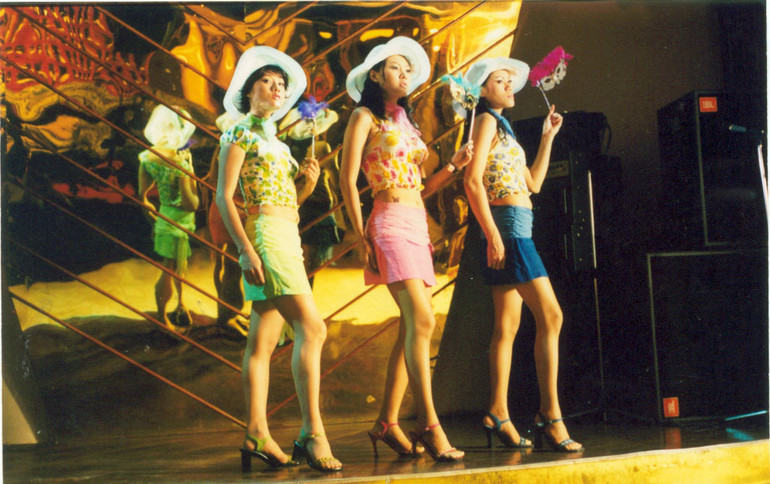 Cảnh trong phim "Gái nhảy" của đạo diễn Lê Hoàng. Cảnh trong phim "Gái nhảy" của đạo diễn Lê Hoàng.