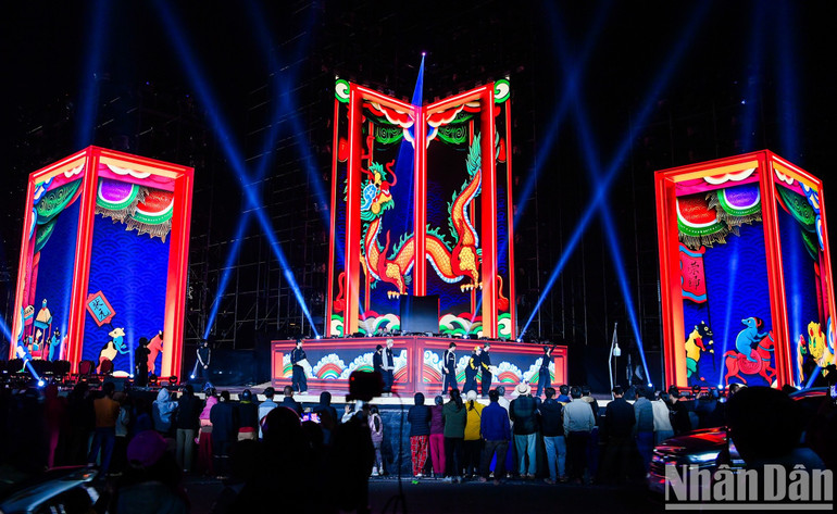 Nghệ thuật cổ truyền được thể hiện trên sân khấu trong buổi sơ duyệt.