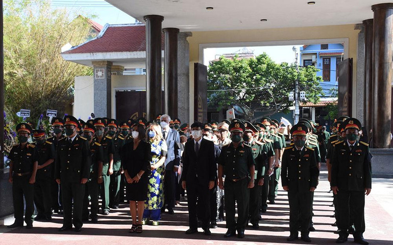 Lễ truy điệu và tiễn đưa Anh hùng Lực lượng vũ trang nhân dân Kostas Sarantidis-Nguyễn Văn Lập. Lễ truy điệu và tiễn đưa Anh hùng Lực lượng vũ trang nhân dân Kostas Sarantidis-Nguyễn Văn Lập.