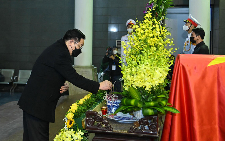 Chủ tịch Quốc hội Vương Đình Huệ thắp hương viếng đồng chí Vũ Oanh. Chủ tịch Quốc hội Vương Đình Huệ thắp hương viếng đồng chí Vũ Oanh.