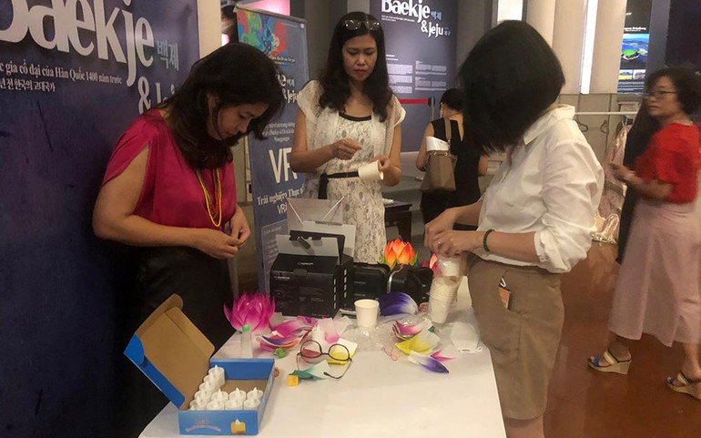 Chuẩn bị nguyên liệu làm đèn lồng Hàn Quốc.