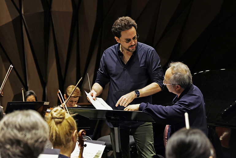 Nhạc trưởng Olivier Ochanine và nghệ sĩ Đặng Thái Sơn chuẩn bị cho đêm nhạc. (Ảnh: Sun Group) Nhạc trưởng Olivier Ochanine và nghệ sĩ Đặng Thái Sơn chuẩn bị cho đêm nhạc. (Ảnh: Sun Group)