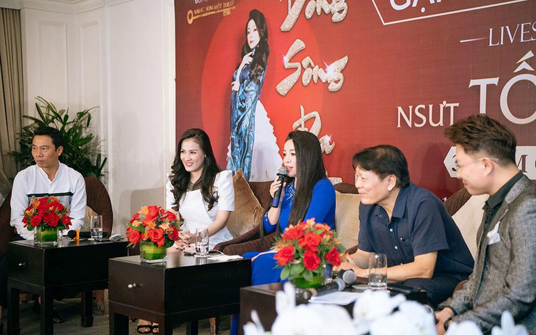 Ê kíp thực hiện chương trình chia sẻ với báo giới.