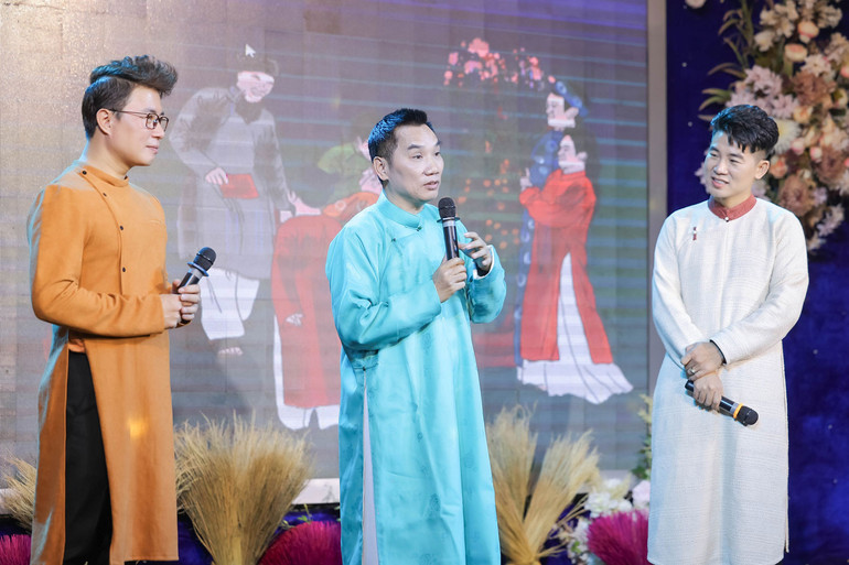 Nhà báo Ngô Bá Lục (giữa) chia sẻ về cuốn sách.