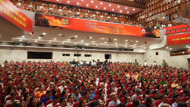 Đông đảo khán giả dự buổi công diễn vở kịch.