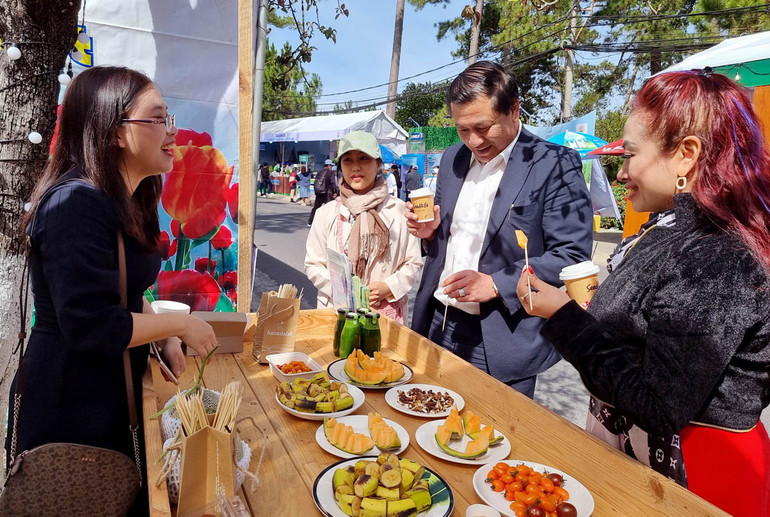 Du khách thưởng thức đặc sản Đà Lạt-Lâm Đồng.