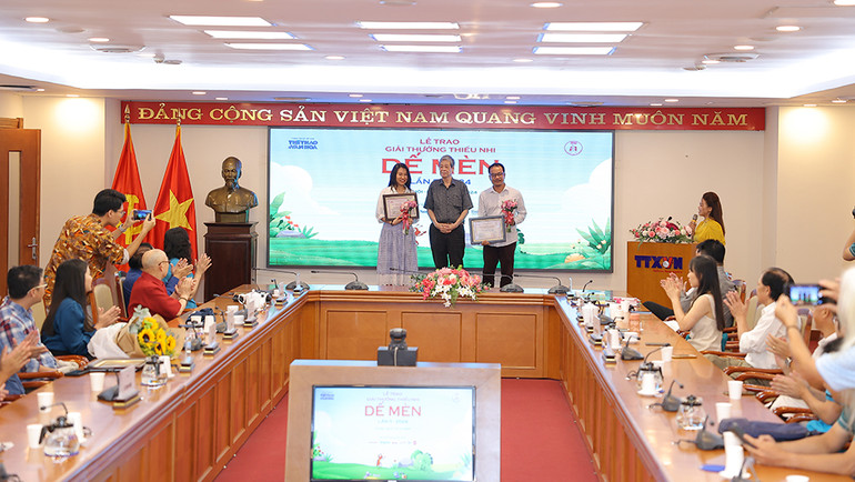 Hai tác giả nhận giải thưởng của Hội đồng Giám khảo Dế Mèn. Hai tác giả nhận giải thưởng của Hội đồng Giám khảo Dế Mèn.
