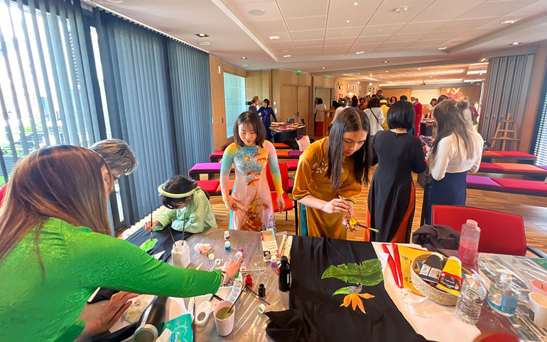 Tự tay trang trí lên áo dài.