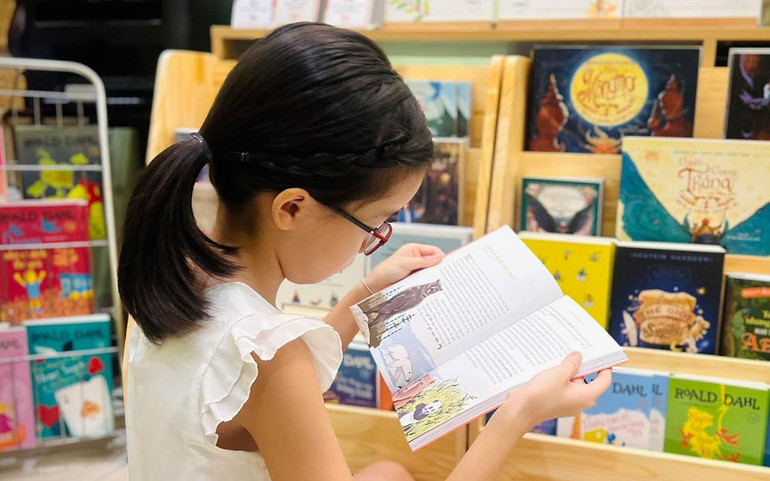 Dịch giả nhí Lilly. (Ảnh: Omega Plus) Dịch giả nhí Lilly. (Ảnh: Omega Plus)