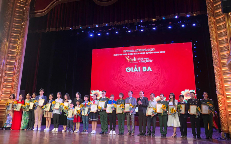 Các tác giả được trao giải Ba.