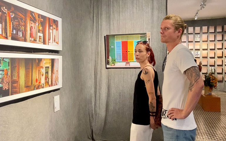 Khách nước ngoài tham quan triển lãm.