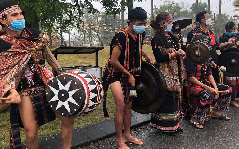 Trình diễn cồng chiêng Tây Nguyên.