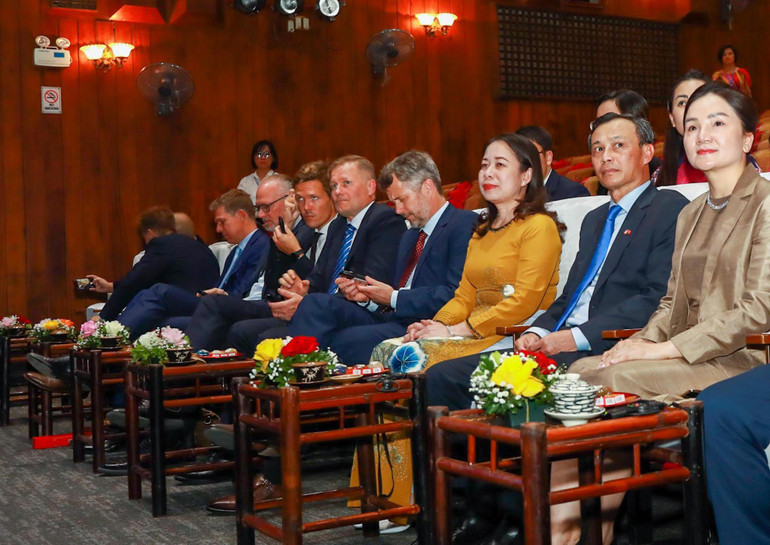 Phó Chủ tịch nước Võ Thị Ánh Xuân, Thái tử kế vị Đan Mạch và các đại biểu thưởng thức biểu diễn nghệ thuật múa rối nước.