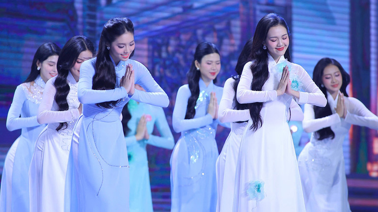 Các thí sinh trong phần trình diễn áo dài.