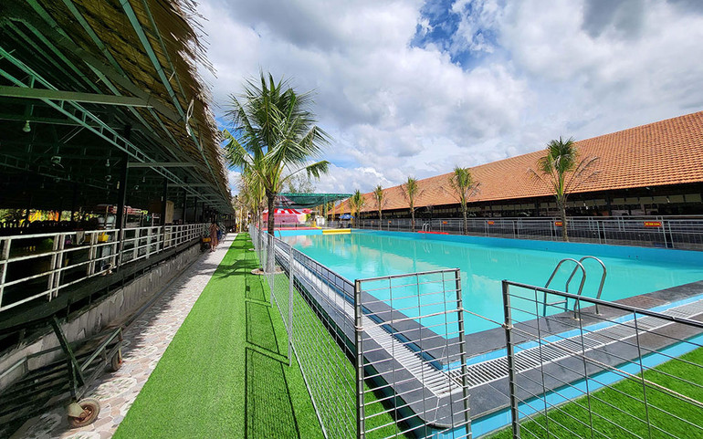 Hồ bơi rất lớn ngay giữa 2 nhà hàng xây dựng trái phép trên đất nông nghiệp.