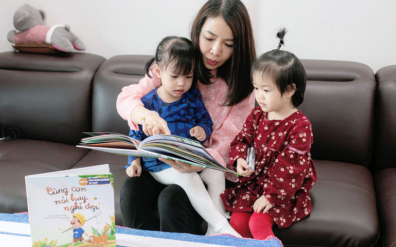 Tác giả Phan Hồ Điệp đọc sách cho các bé.