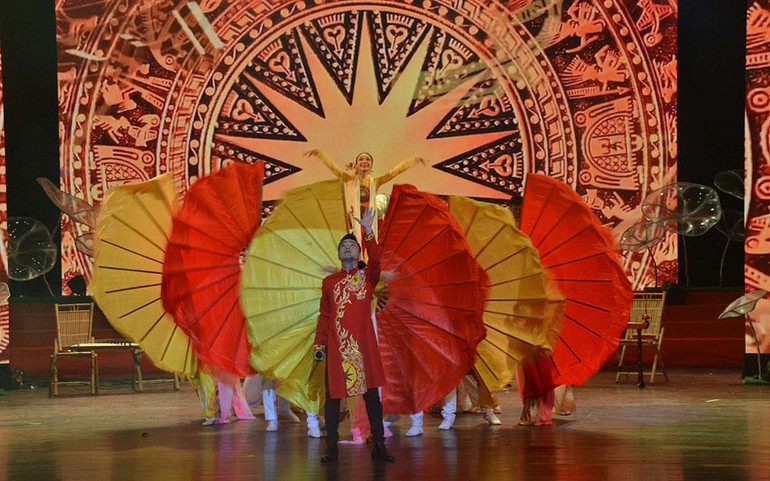 Ca khúc “Bản trường ca trên mặt trống đồng” (tác giả Nguyễn Anh Trí, Trọng Thưởng trình bày) của Trung tâm Văn hóa Hòa Bình quận 10 đoạt giải Nhất thể loại đơn ca.