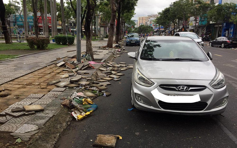 Nhiều vỉa hè bị hư hỏng nặng.