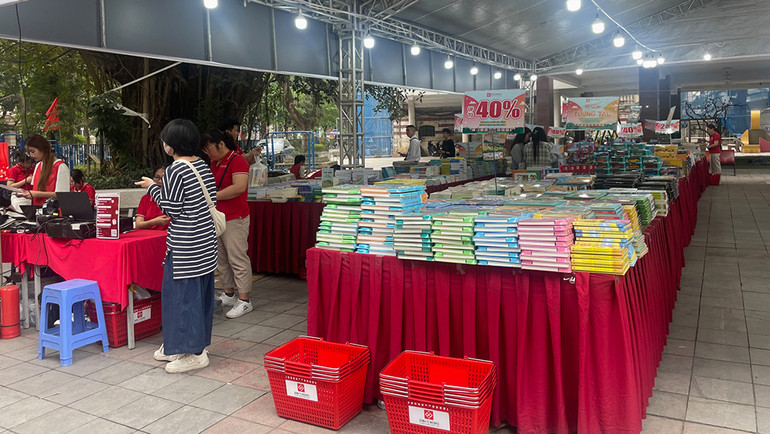 Các đầu sách thiếu nhi mới phát hành được giới thiệu tại quầy của Đinh Tị Books. Các đầu sách thiếu nhi mới phát hành được giới thiệu tại quầy của Đinh Tị Books.