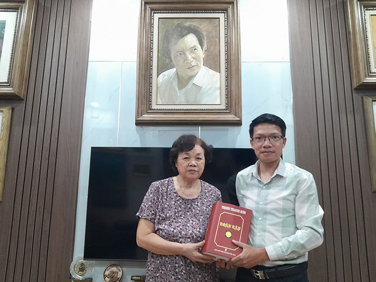 Bà Mai Thị Lý và tác giả Khúc Hồng Thiện với tập di cảo của nhà thơ Trịnh Thanh Sơn.