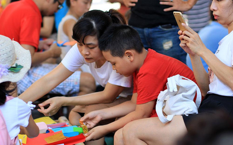 Các bạn nhỏ làm đồ chơ Trung thu. (Ảnh: Đinh Tị Books)