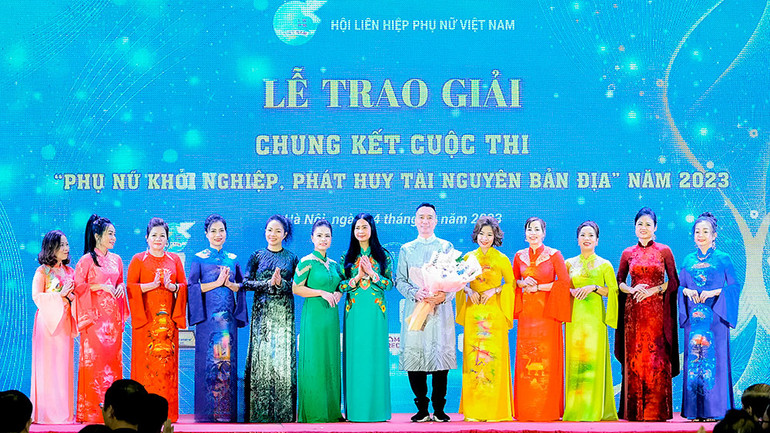 Nhà thiết kế Đỗ Trịnh Hoài Nam tại lễ trao giải Cuộc thi Phụ nữ khởi nghiệp, phát huy tài nguyên bản địa năm 2023.